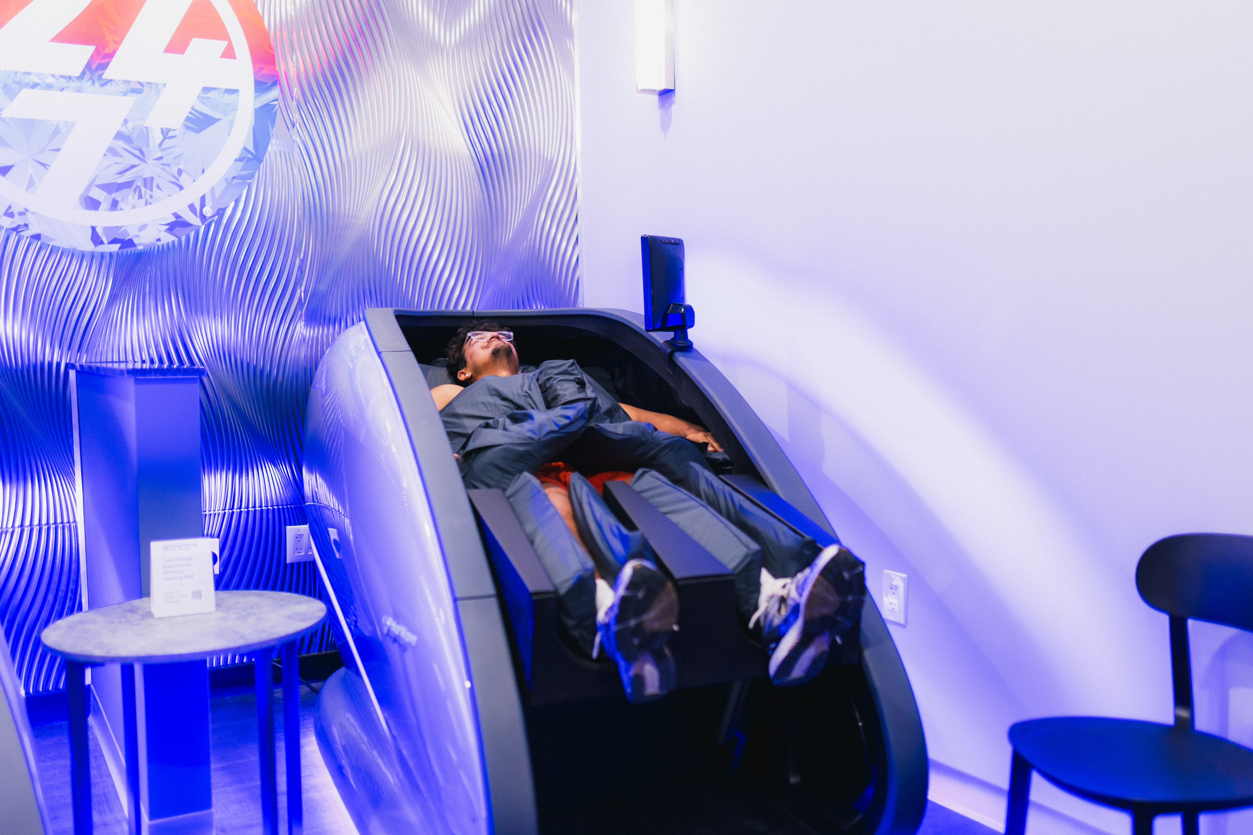 Member using the PolarWave cold therapy chair